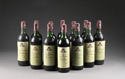 six bouteilles de vin sont alignées sur une table