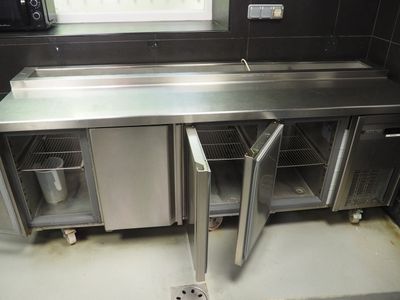 un comptoir en acier inoxydable dans une cuisine commerciale