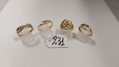 un ensemble de cinq bagues en or exposées dans une vitrine
