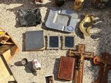une table sur laquelle se trouvent de nombreux objets