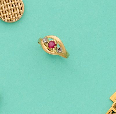 trois bagues en or et une paire de boucles d'oreilles sur fond turquoise