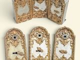 quatre pièces en or et en métal blanc ornées de motifs élaborés