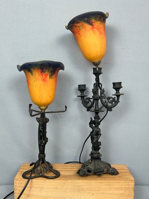 paire de lampes de style Art nouveau montées sur un socle en bois, avec des abat-jours en verre orange