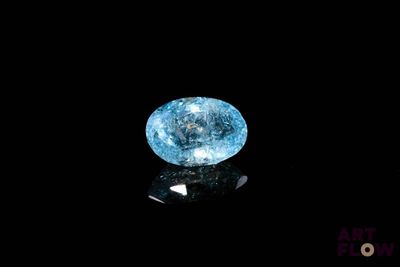 gros plan d'un diamant bleu sur une surface noire