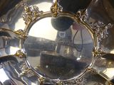 un plateau en argent avec un miroir au milieu
