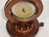 une horloge posée sur une table