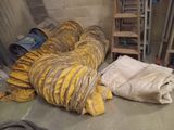 un tas de tuyaux d'incendie jaunes et blancs par terre