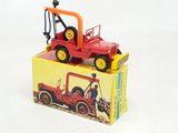 un camion jouet rouge sur lequel est assis un homme dans un tracteur