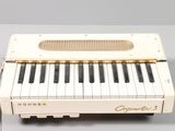 un piano blanc posé sur une table