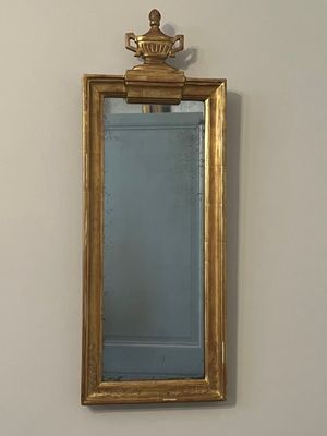 un miroir accroché au mur au-dessus d'un lavabo