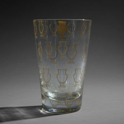 un verre orné d'un motif doré