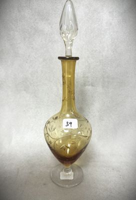 une bouteille en verre jaune avec un bouchon transparent, posée sur une table