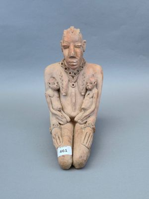 statue représentant un homme assis par terre, les mains posées sur les genoux