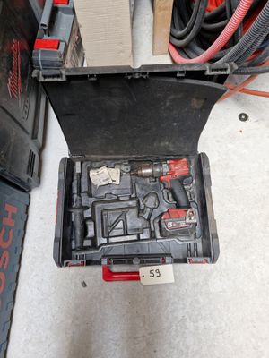 une boîte à outils contenant des outils, posée sur le sol