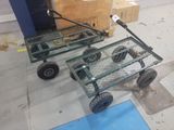 un petit chariot muni de roues et d'un panier