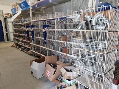 de nombreuses cages contenant des oiseaux dans un magasin