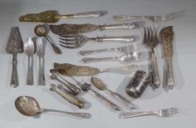 beaucoup d'argenterie sur une table avec des cuillères et des fourchettes