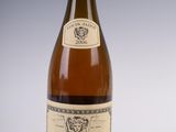 une bouteille de vin posée sur une table