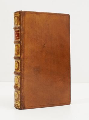 un vieux livre à la couverture brune posé sur une table