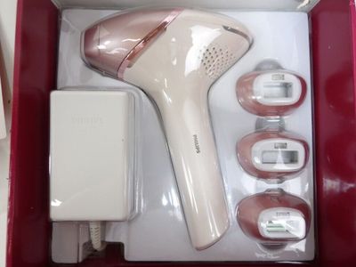 un sèche-cheveux dans une boîte contenant d'autres objets