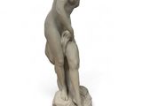 statue d'une femme penchée en avant sur une surface blanche, avec un fond blanc