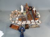 beaucoup d'objets religieux sur la table