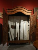 Armoire en merisier à façade compartimentée, plaques des ser… (photo 5)