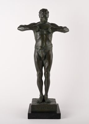 statue d'un homme debout sur un socle, les mains sur les hanches