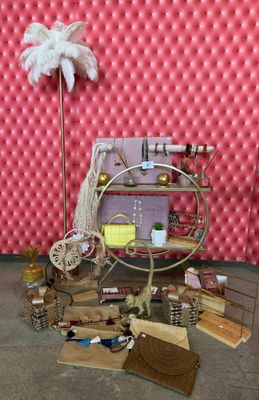 un tas de bric-à-brac par terre, devant un mur rose