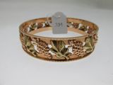 une image représentant un bracelet orné de fleurs et de feuilles