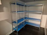 une étagère bleue dans un coin de la pièce