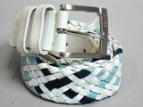 une ceinture blanche ornée d'un motif bleu et blanc