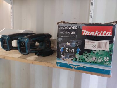 une boîte d'outils sans fil posée sur une étagère dans une pièce