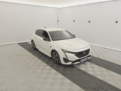 la voiture blanche est garée dans le garage sur le sol en damier