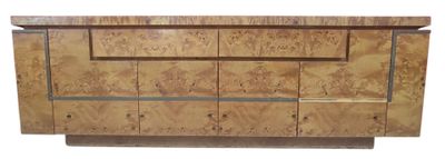 une photo d'une très jolie commode en bois dans une pièce