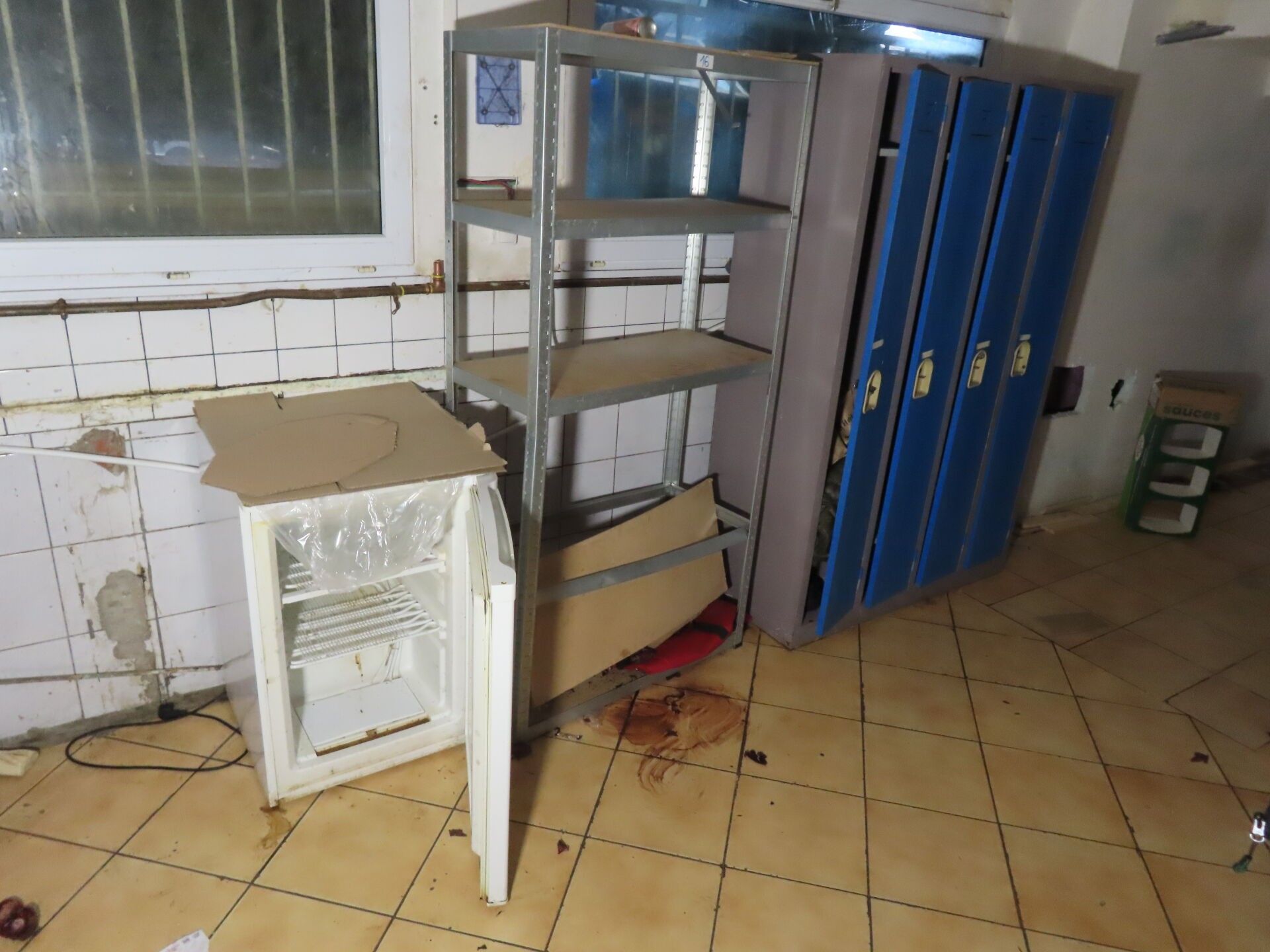 [LOT SITUÉ À LA CAVE] Lot comprenant : - 1 congélateur table-top - 3 étagères - 1 vestiaire 4 portes métal LOT VENDU ...
