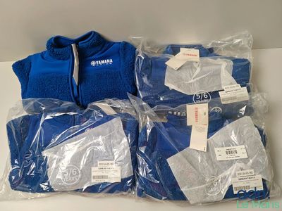 quatre paires de pulls bleus sont emballées dans des sacs en plastique