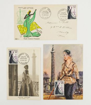 quatre cartes postales représentant des femmes en costumes d'époque et coiffées de chapeaux, sur un fond blanc