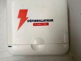 une photo d'une affiche « Defibrillateur Clean Pro » accrochée au mur