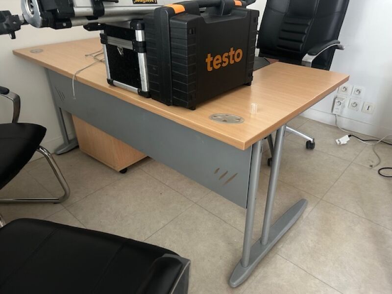 Un bureau en stratifié bois à structure métallique. On y joi…