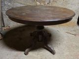 une petite table avec un plateau en bois, posée sur un sol en béton