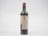 une bouteille de vin posée sur une table
