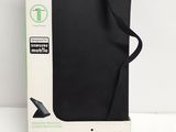 le dos d'une coque de téléphone portable noire dans une boîte