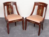 deux chaises en bois avec une assise rembourrée beige et une assise rembourrée beige