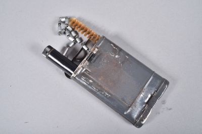 un briquet posé sur une table
