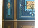 un vieux livre sur lequel figure l'image d'un meuble bleu et or