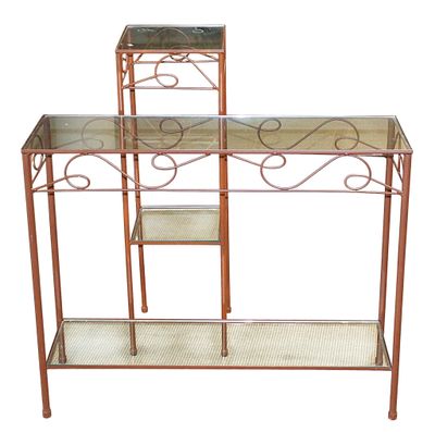 une étagère en métal avec un plateau en verre sur fond blanc