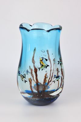 un vase en verre orné d'une scène représentant des poissons
