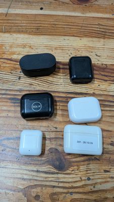 un grand nombre d'appareils électroniques posés sur une table
