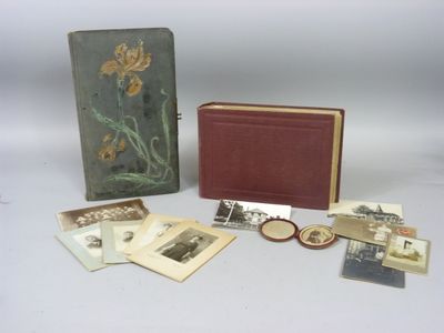 ALBUM de PHOTOGRAPHIES v. 1900 comprenant des portraits et d…